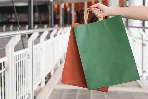 Closeup Woman Holding Red Green Shopping Bags Shopping Mall — Stock Photo, Image