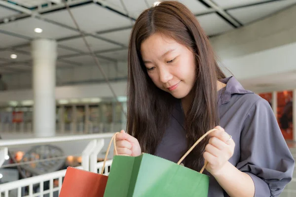 Fechar Mulher Olhando Seus Animais Sacos Compras Sua Mão Shopping — Fotografia de Stock