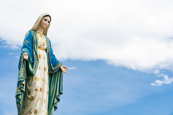 Kutsal Bakire Meryem, mavi gökyüzünde İsa 'nın annesi, Roma Katolik Piskoposluğu' nun önünde, Tayland, Chanthaburi 'de halka açık bir yerde..