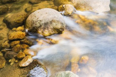 Su kayaların arasından akıyor..
