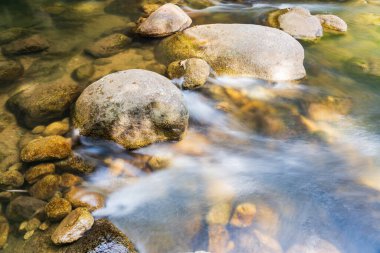 Su kayaların arasından akıyor..