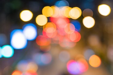 Soyut bulanık arka plan gece yolda stop lambasının.