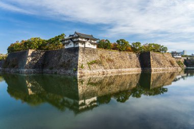 Osaka Kalesi, Japonya 'nın en ünlü kalesi, Osaka, Chuo-ku, Japonya' da yer almaktadır. Şato Japonya 'nın en ünlü simgelerinden biridir ve onaltıncı yüzyılda Japonya' nın birleşmesinde önemli bir rol oynamıştır..