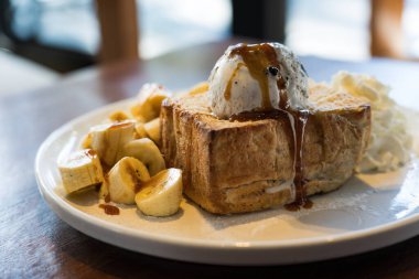 Yaklaş, Ballı Tost, Ekmek Tereyağlı Tost, Muz, Dondurma ve Kremalı Tatlı Beyaz Tabakta