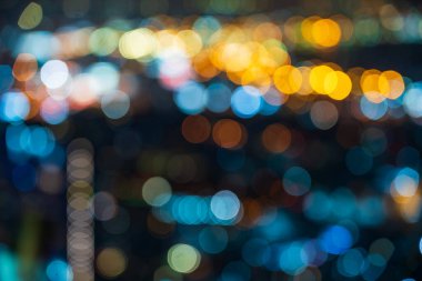 Soyut bulanık arka plan gece yolda stop lambasının.