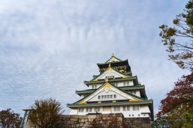 Osaka Kalesi, Japonya 'nın en ünlü kalesi. Şato Japonya 'nın en ünlü simgelerinden biridir ve onaltıncı yüzyılda Japonya' nın birleşmesinde önemli bir rol oynamıştır..