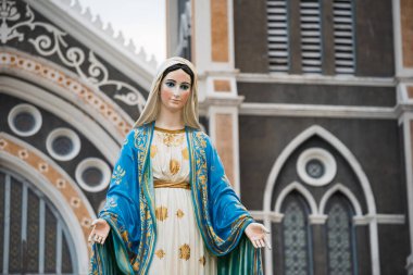 Kutsal Bakire Meryem, mavi gökyüzünde İsa 'nın annesi, Roma Katolik Piskoposluğu' nun önünde, Tayland, Chanthaburi 'de halka açık bir yerde..