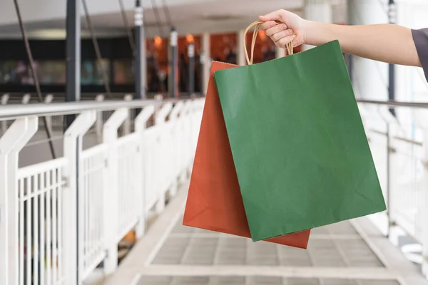 Fechar Mulher Segurando Sacos Compras Vermelho Verde Shopping — Fotografia de Stock
