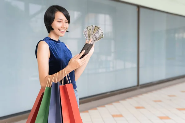 Jovem Bela Mulher Asiática Fazendo Compras Seu Telefone Celular Com — Fotografia de Stock