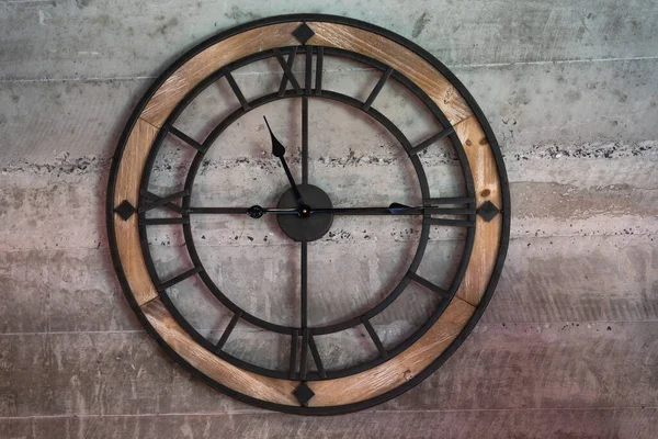 墙上显示11点15分的复古时钟 — 图库照片