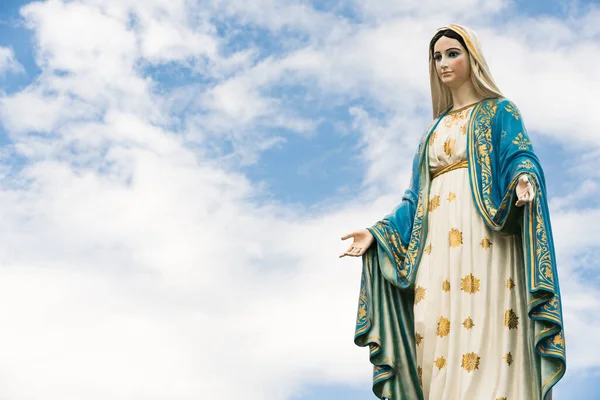 Kutsal Bakire Meryem, mavi gökyüzünde İsa 'nın annesi, Roma Katolik Piskoposluğu' nun önünde, Tayland, Chanthaburi 'de halka açık bir yerde..