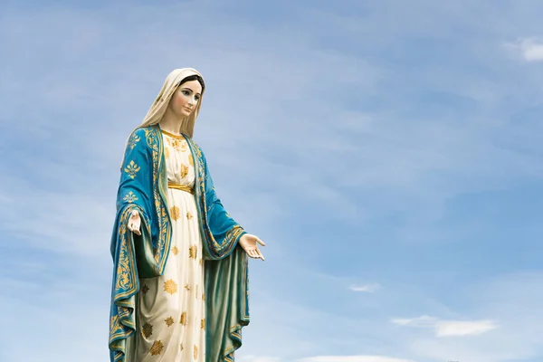 Kutsal Bakire Meryem, mavi gökyüzünde İsa 'nın annesi, Roma Katolik Piskoposluğu' nun önünde, Tayland, Chanthaburi 'de halka açık bir yerde..