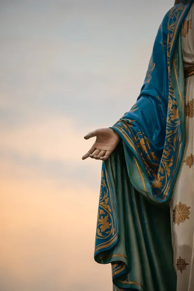 Сосредоточьтесь Руке Пресвятой Девы Марии Матери Иисуса Голубом Небе Перед — стоковое фото