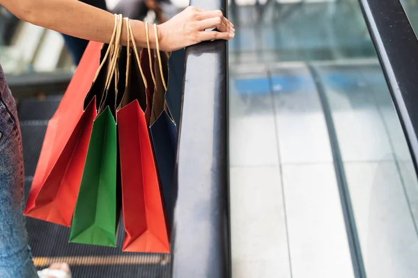 Fechar Mulher Segurando Sacos Compras Vermelho Verde Shopping — Fotografia de Stock