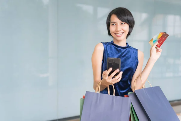 Jovem Bela Mulher Asiática Fazendo Compras Seu Telefone Celular Com — Fotografia de Stock