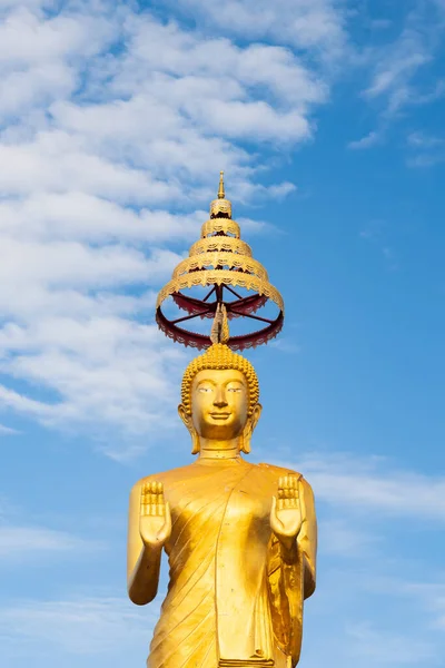 Socha Zlatý Buddha Socha Stojící Izolovaně Jasně Modrým Nebem Pozadí — Stock fotografie
