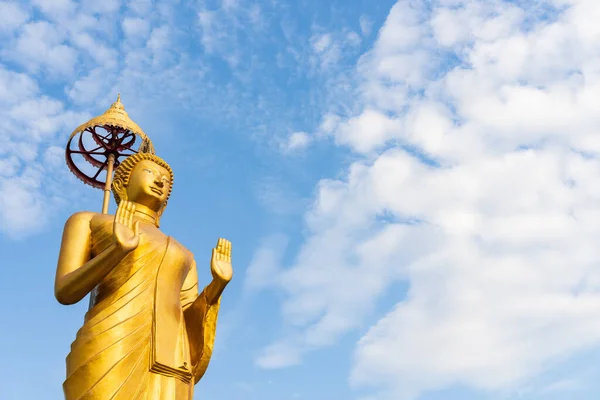 Socha Zlatý Buddha Socha Stojící Izolovaně Jasně Modrým Nebem Pozadí — Stock fotografie