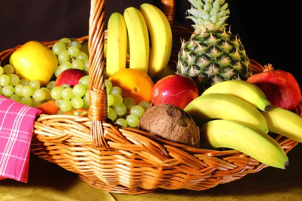 Wiklinowy Kosz Owocami Bananami Ananasami Pomarańczami Jabłkami Winogronami Kokosem Granatem — Zdjęcie stockowe