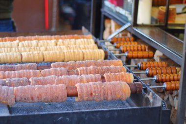 Tatlı, un, şekerleme ürünleri tükürük üzerinde hazırlanır. Çek Cumhuriyeti 'nde Trdelnik.
