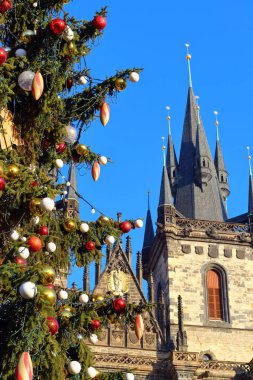 Çek Cumhuriyeti 'nin büyülü Prag kentindeki Old Town Meydanı' nda Noel pazarı ve ağacı.