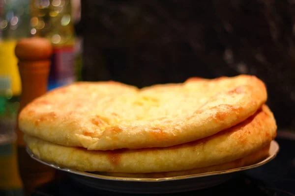 奥赛梯玉米饼 白盘上有奶酪和土豆 深色底色 — 图库照片