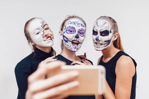Üç kız Halloween gidiyor, grimace selfie beyaz arka plan yapmak — Stok fotoğraf