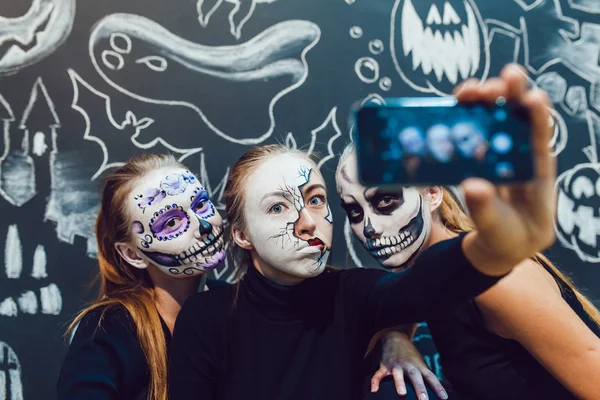 Három lány megy a Halloween, fintor, hogy selfie sötét hátteret minta — Stock Fotó