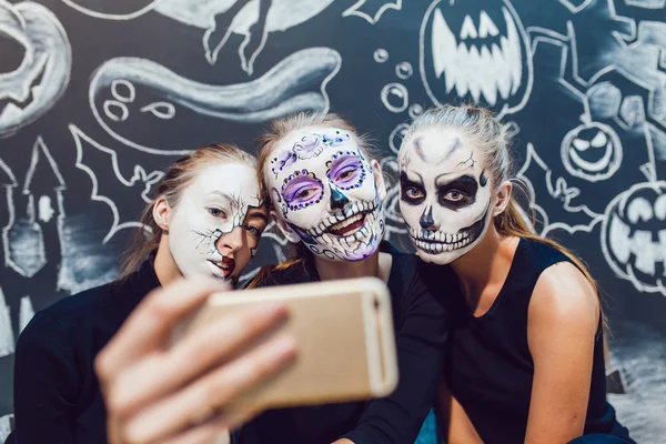 Három lány megy a Halloween, fintor, hogy selfie sötét hátteret minta — Stock Fotó