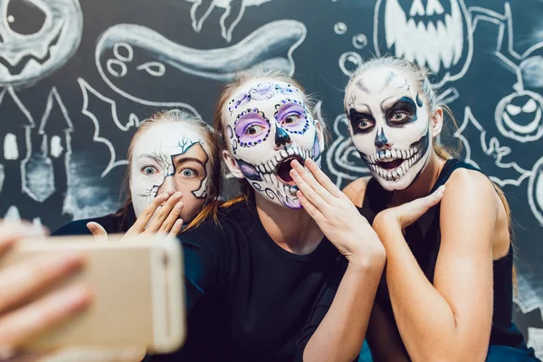 Három lány megy a Halloween, fintor, hogy selfie sötét hátteret minta — Stock Fotó