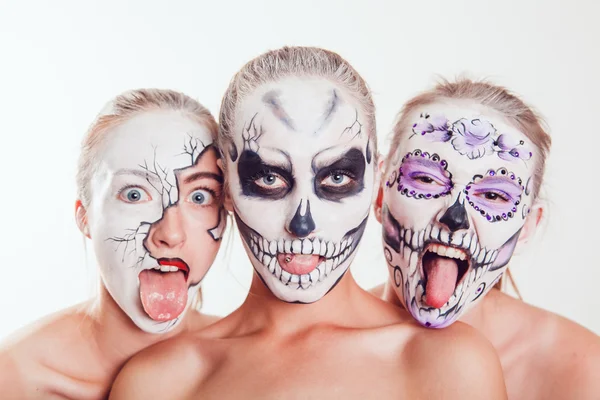 Três meninas com arte facial de Halloween no fundo branco — Fotografia de Stock