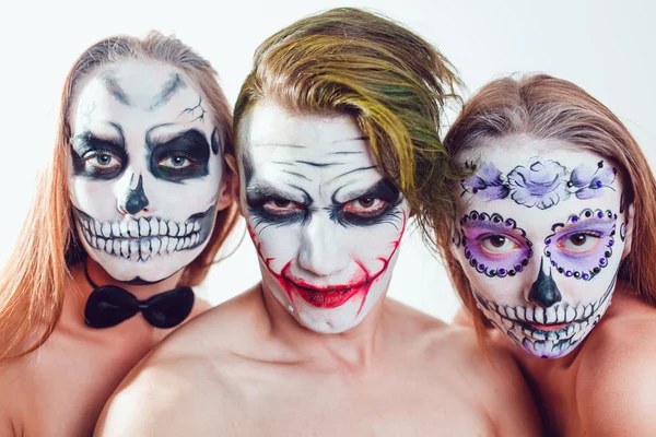 Dua gadis dan seorang pria dengan Halloween wajah seni di latar belakang putih — Stok Foto