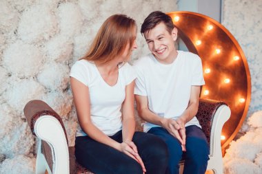 Oturan ve evde eğlenmek genç Çift