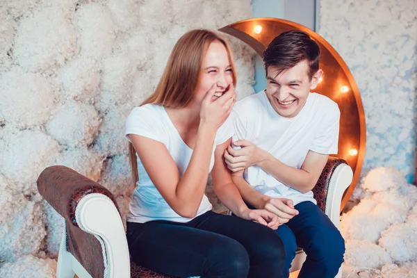 Unga par sitter och har roligt hemma — Stockfoto