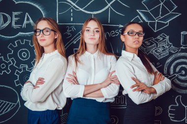 İki Avrupalı ve Asyalı iş kadının deseni ile karanlık bir arka plan üzerinde...