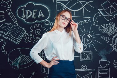 Bir iş kadını arka plan resimleri ile üzerinde bardaklarda portresi