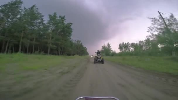 Niños ATV montar en el campo . — Vídeos de Stock