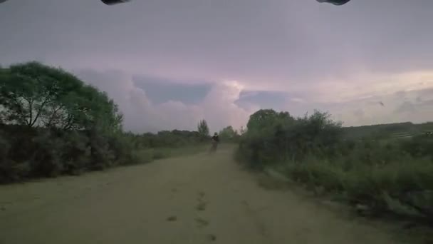 Man on off-road motorbike rides on the field road. — Stock Video
