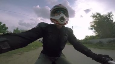 Bir adam yolda bir quad bisiklet sürmek.