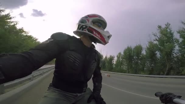 Un hombre monta una moto cuádruple en la carretera . — Vídeos de Stock