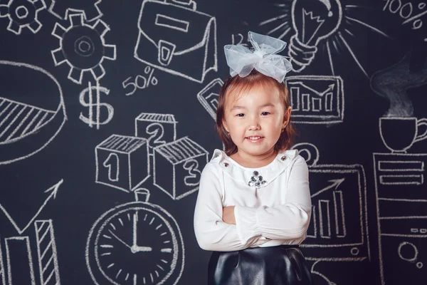 Beetje slim meisje permanent en gevouwen handen op donkere achtergrond met bedrijf of school foto — Stockfoto