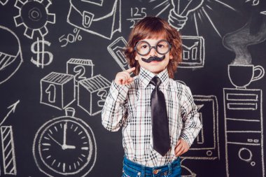 Küçük çocuk işadamı ya da öğretmen bıyık ve koyu arka plan deseni üzerinde duran gözlük gibi. Gömlek, kravat. Parmak kaldırma