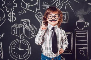 Küçük çocuk işadamı ya da öğretmen bıyık ve koyu arka plan deseni üzerinde duran gözlük gibi. Gömlek, kravat. Parmak kaldırma