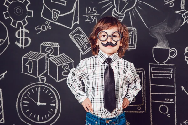 Μικρό αγόρι ως επιχειρηματίας ή δάσκαλος με μουστάκι και γυαλιά που στέκονται σε ένα σκοτεινό μοτίβο φόντου. Φορώντας πουκάμισο, γραβάτα — Φωτογραφία Αρχείου
