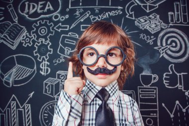 Küçük çocuk işadamı ya da öğretmen bıyık ve koyu arka plan deseni üzerinde duran gözlük gibi. Gömlek, kravat. Parmak kaldırma