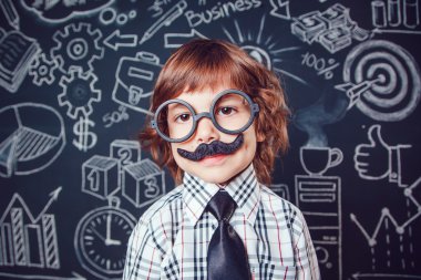 Küçük çocuk işadamı ya da öğretmen bıyık ve koyu arka plan deseni üzerinde duran gözlük gibi. Gömlek, kravat. yakın çekim