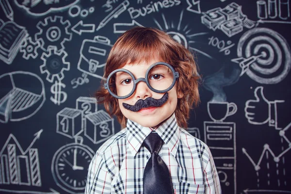 Küçük çocuk işadamı ya da öğretmen bıyık ve koyu arka plan deseni üzerinde duran gözlük gibi. Gömlek, kravat. yakın çekim