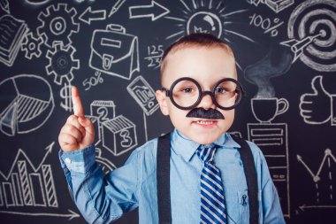 Küçük çocuk işadamı ya da öğretmen bıyık ve koyu arka plan deseni üzerinde duran gözlük gibi. Gömlek, kravat. Parmak kaldırma