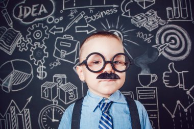 Küçük çocuk işadamı ya da öğretmen bıyık ve koyu arka plan deseni üzerinde duran gözlük gibi. Gömlek, kravat. yakın çekim