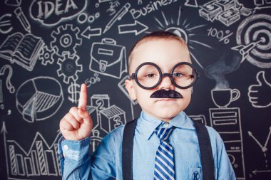 Küçük çocuk işadamı ya da öğretmen bıyık ve koyu arka plan deseni üzerinde duran gözlük gibi. Gömlek, kravat. Parmak kaldırma