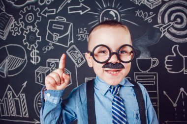 Küçük çocuk işadamı ya da öğretmen bıyık ve koyu arka plan deseni üzerinde duran gözlük gibi. Gömlek, kravat. Parmak kaldırma